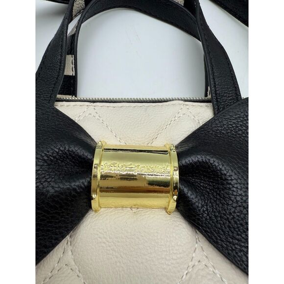 Betsey Johnson Heart Crossbody - Picture 2 of 8